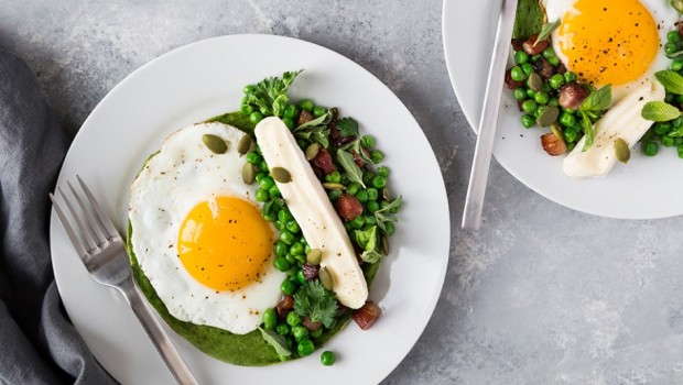 Crêpes à l’avocat, poêlée de petits pois et pancetta