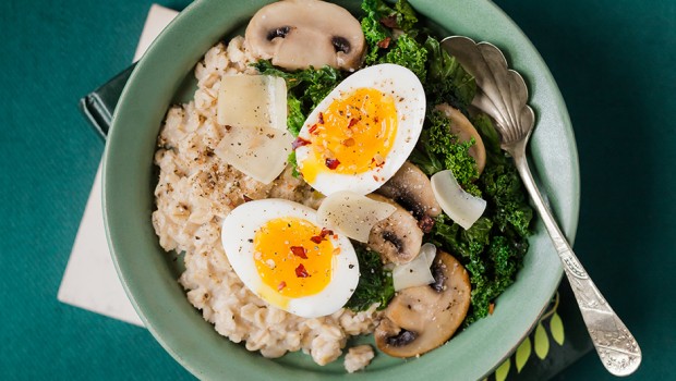 Gruau salé d’avoine, oeuf mollet, sauté de chou frisé et champignons